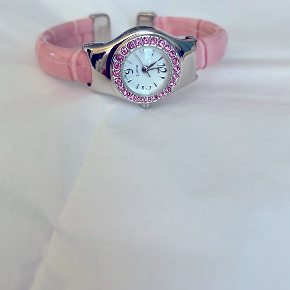 Quartz ladies bangled watch.